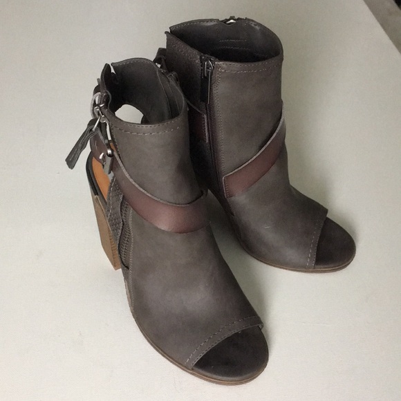 Shoes - Peep toe heals